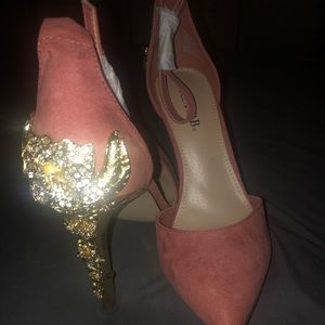 Rose embellished pointy pump
